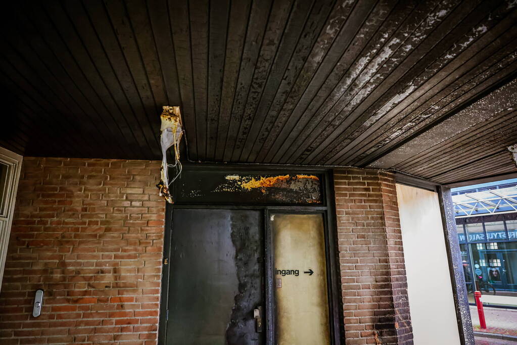 Dixie gaat in vlammen op onder overkapping en zorgt voor flinke schade