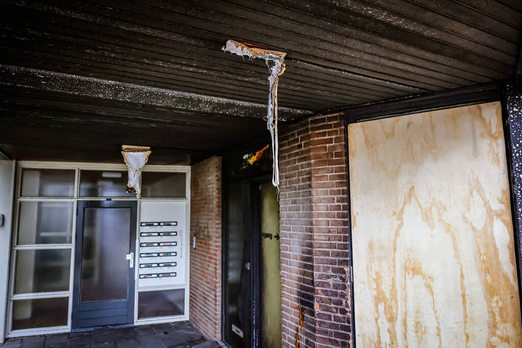 Dixie gaat in vlammen op onder overkapping en zorgt voor flinke schade