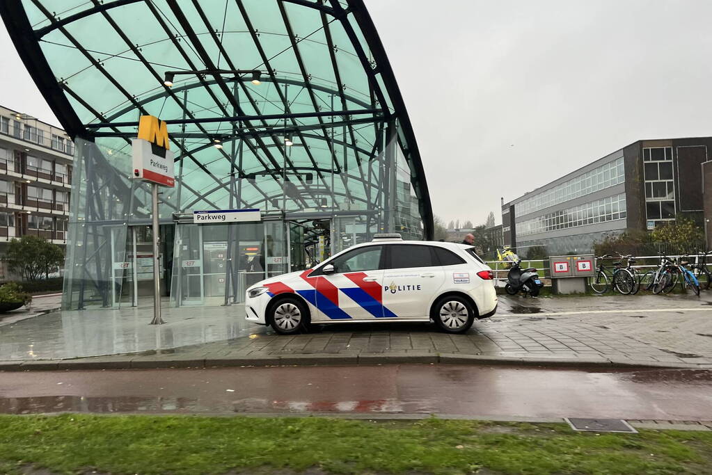 Man zwaargewond na val van trap metrostation