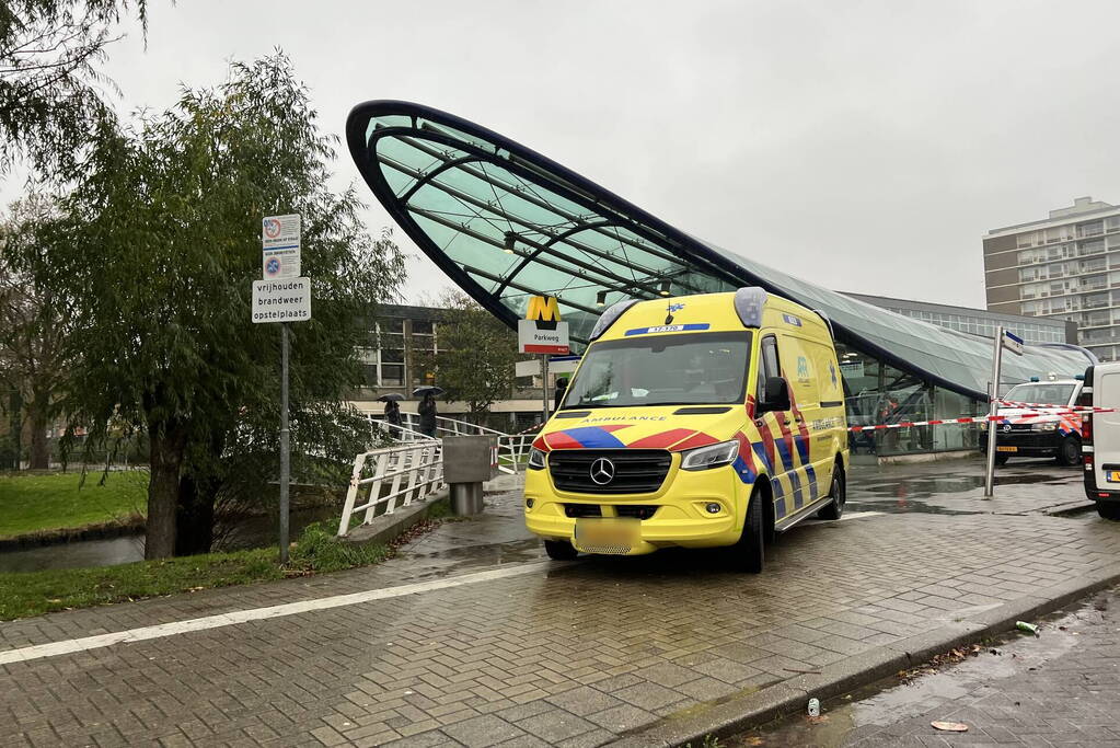 Man zwaargewond na val van trap metrostation