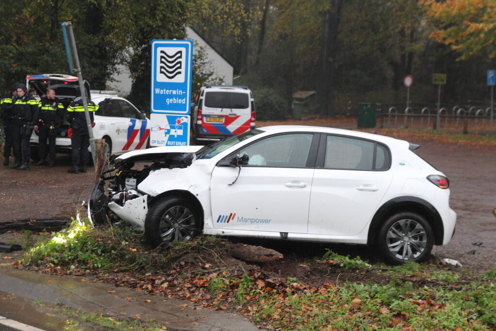 Auto klapt op paal