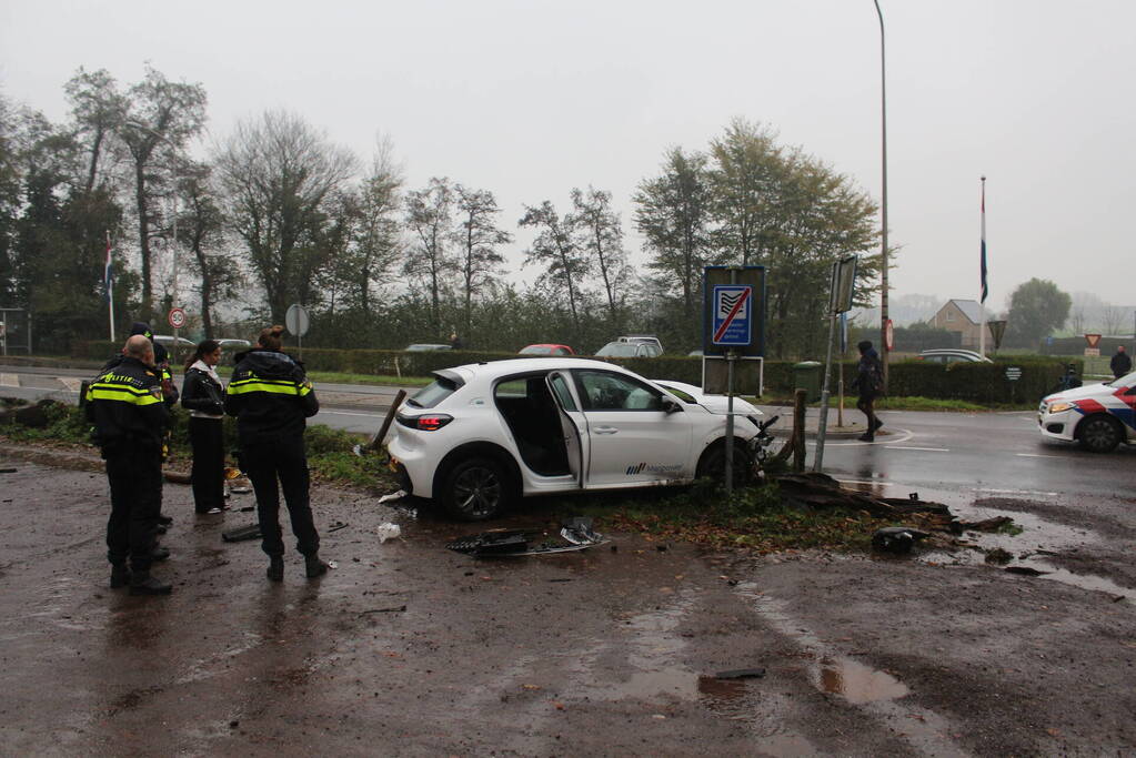 Auto klapt op paal