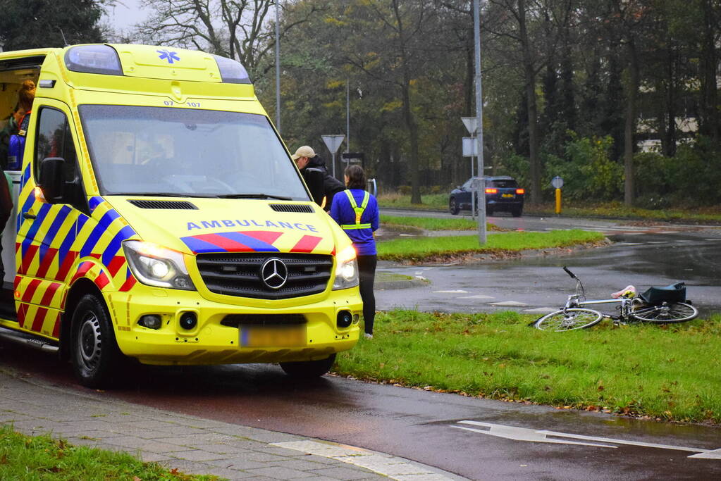 Fietser aangereden door auto