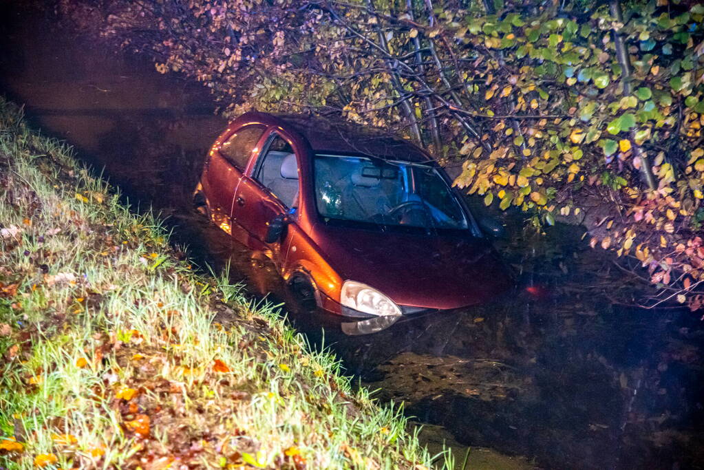 Auto raakt van de weg en belandt in sloot