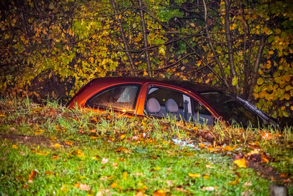 Auto raakt van de weg en belandt in sloot