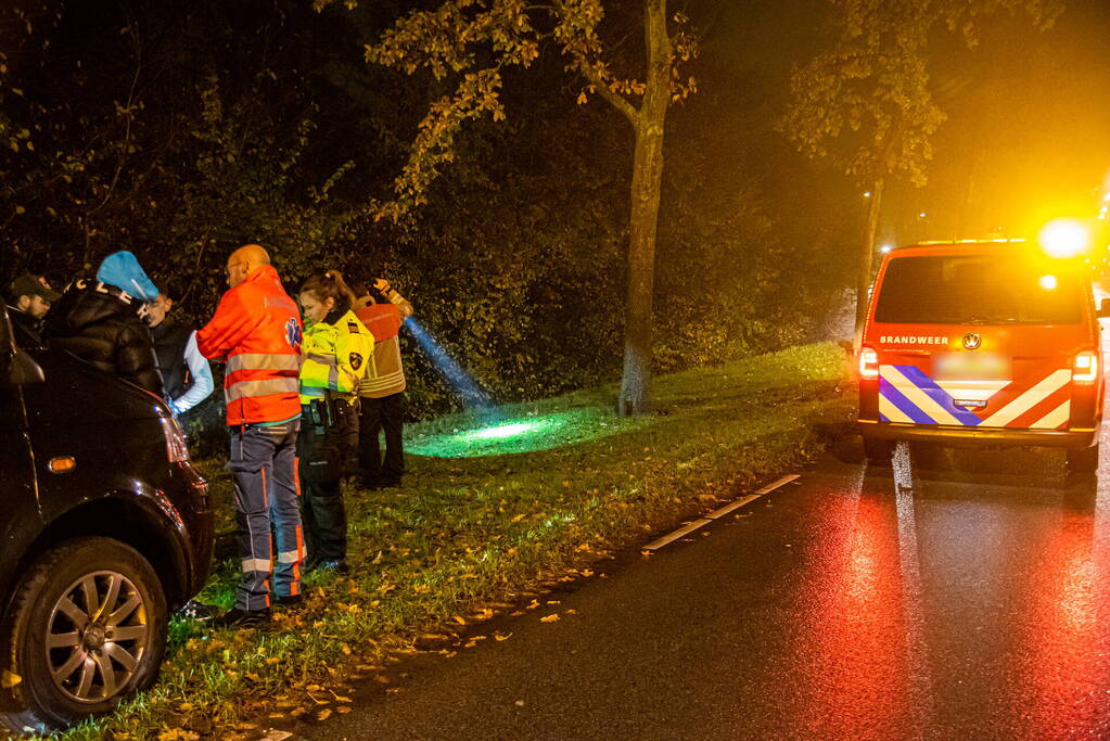Auto raakt van de weg en belandt in sloot