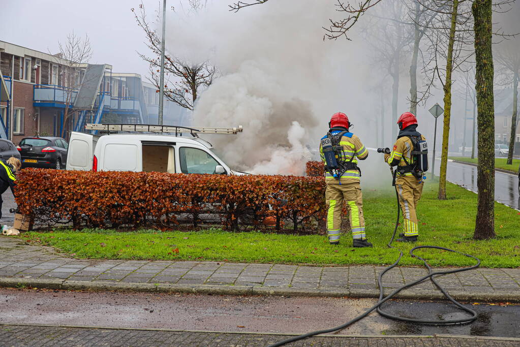 Brand in motorcompartiment van bestelbus