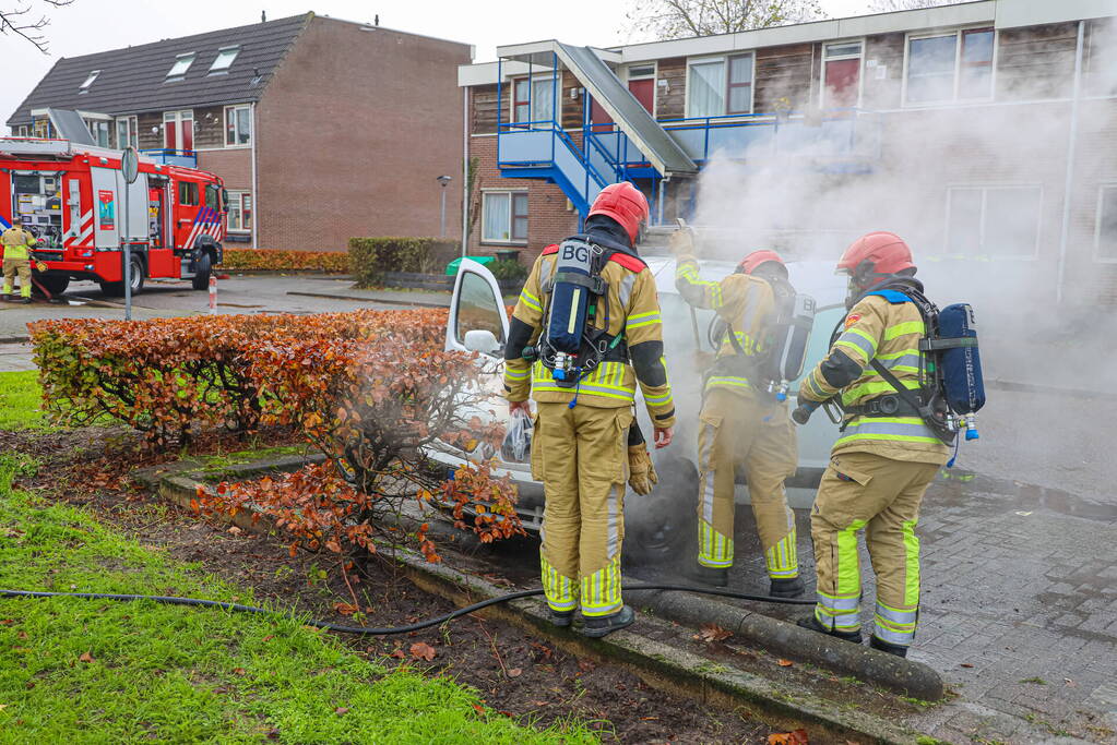 Brand in motorcompartiment van bestelbus