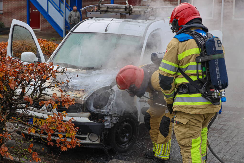 Brand in motorcompartiment van bestelbus