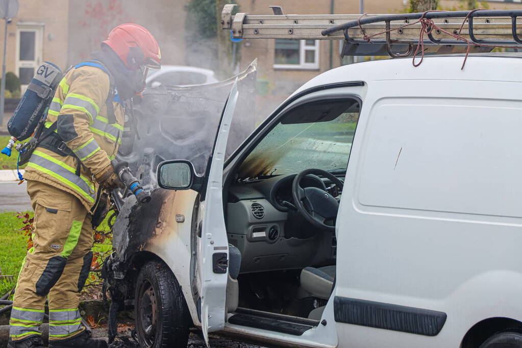 Brand in motorcompartiment van bestelbus