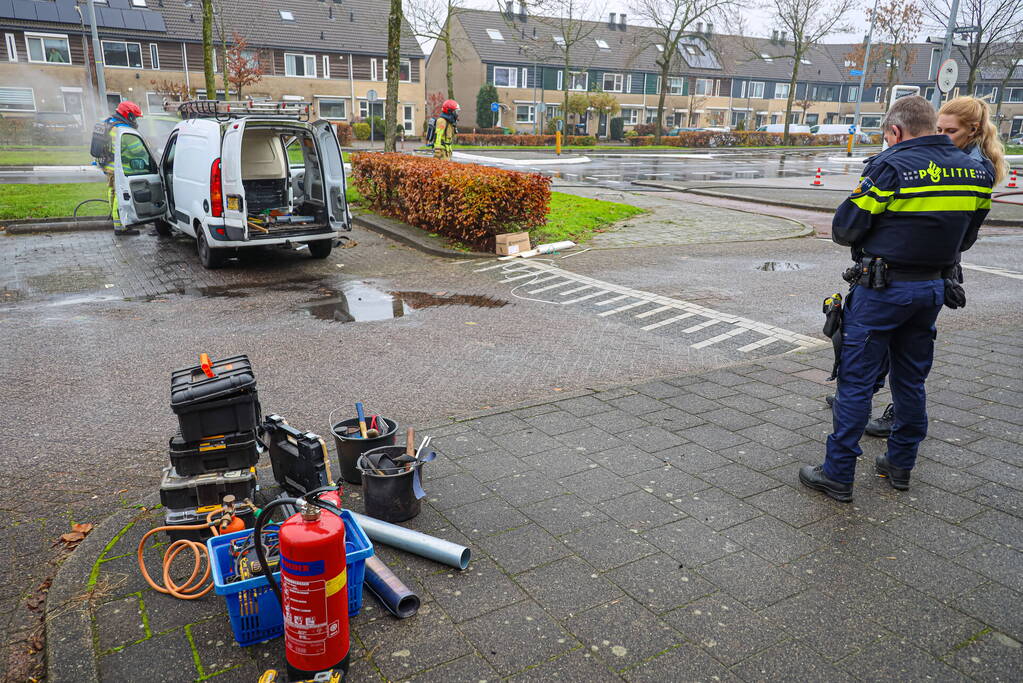 Brand in motorcompartiment van bestelbus