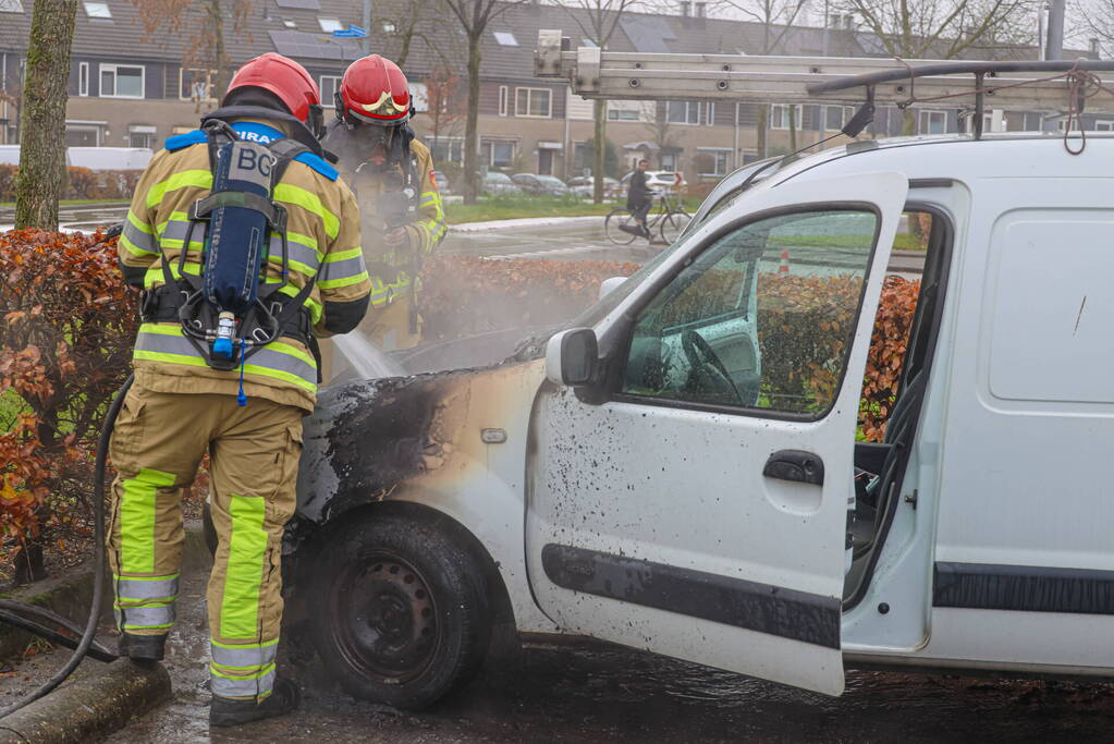 Brand in motorcompartiment van bestelbus