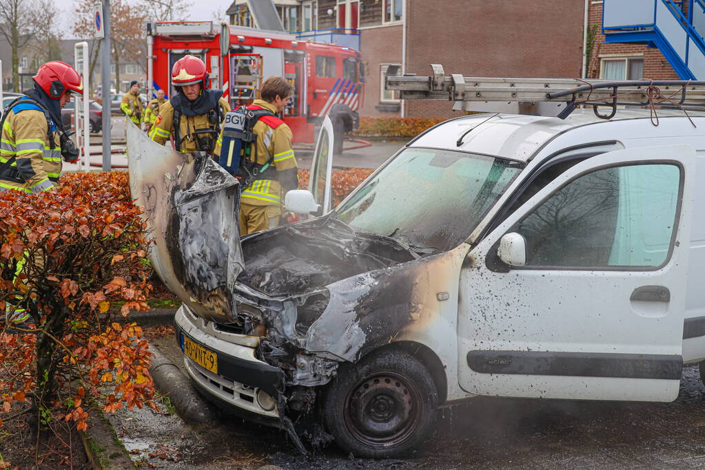 Brand in motorcompartiment van bestelbus