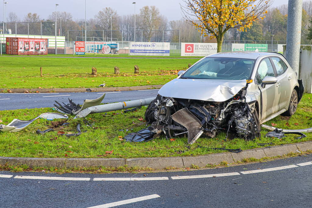 Automobilist rijdt lantaarnpaal uit de grond