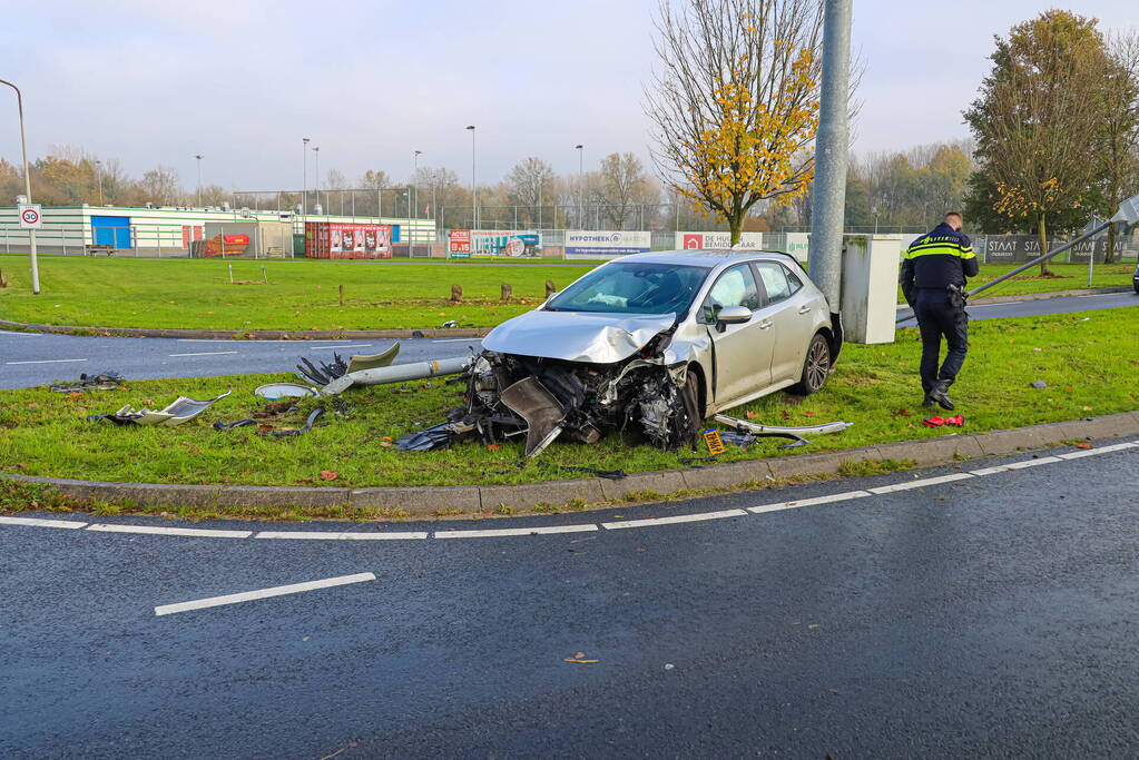 Automobilist rijdt lantaarnpaal uit de grond