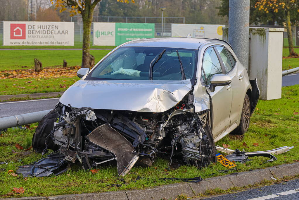 Automobilist rijdt lantaarnpaal uit de grond