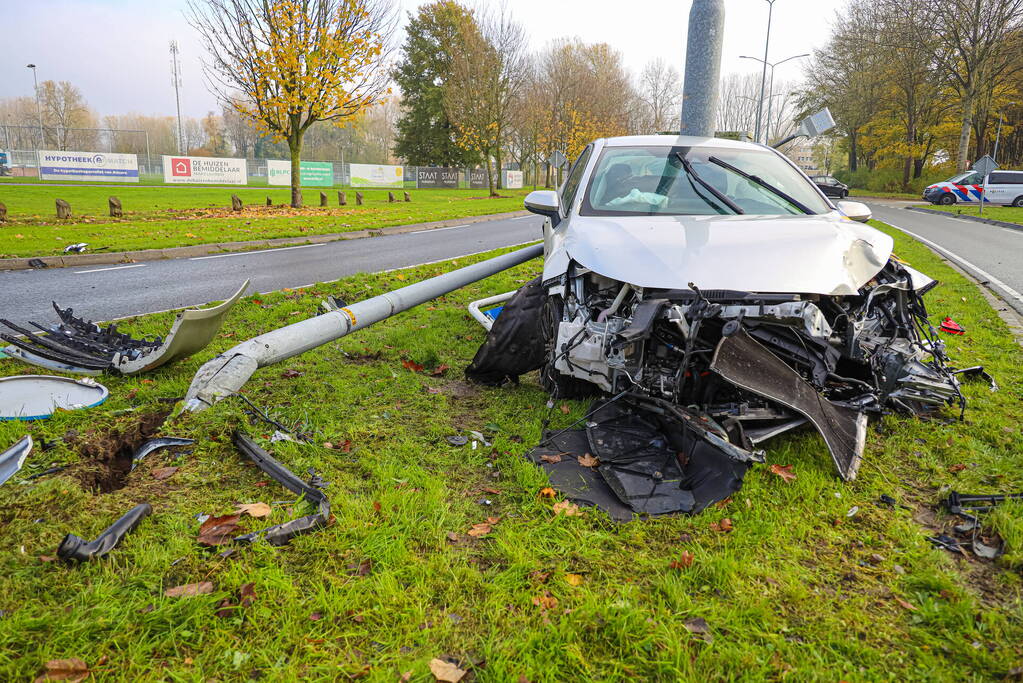 Automobilist rijdt lantaarnpaal uit de grond