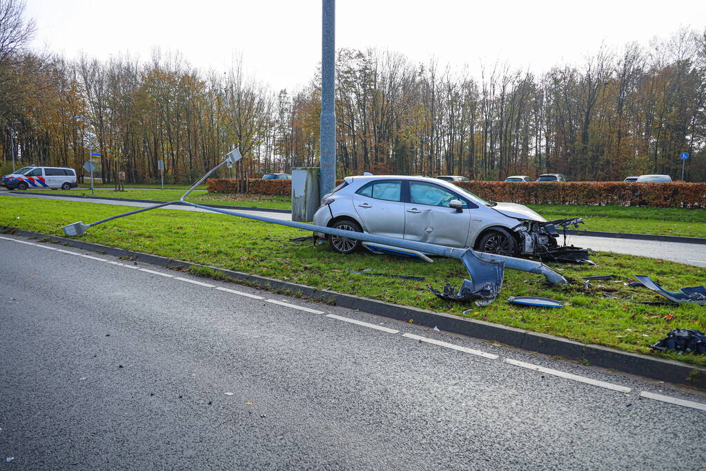 Automobilist rijdt lantaarnpaal uit de grond