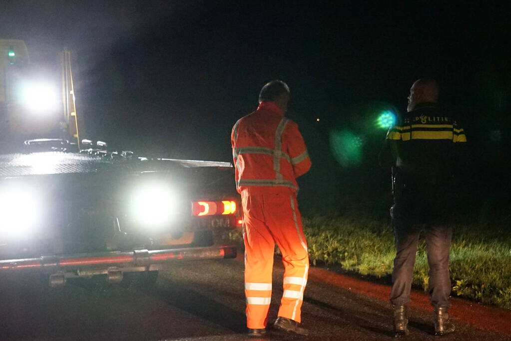 Auto te water in polder