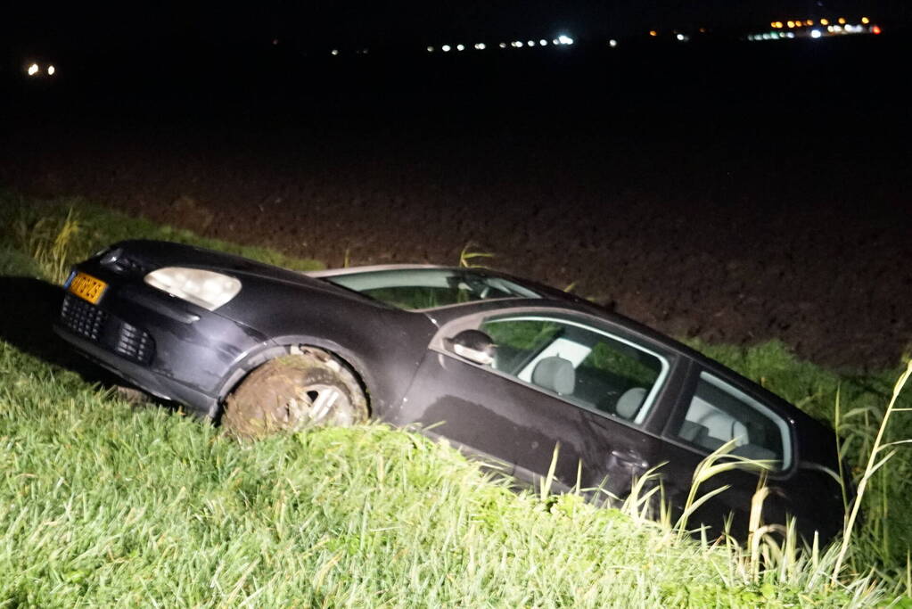 Auto te water in polder