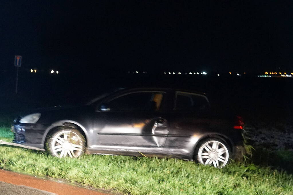 Auto te water in polder