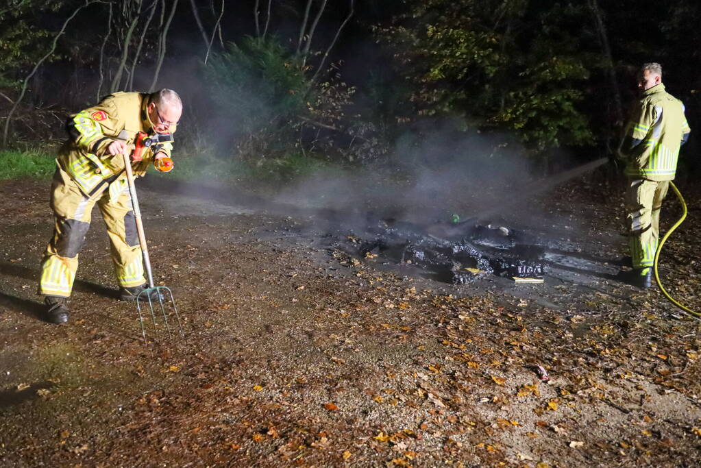 Brandweer blust kampvuur