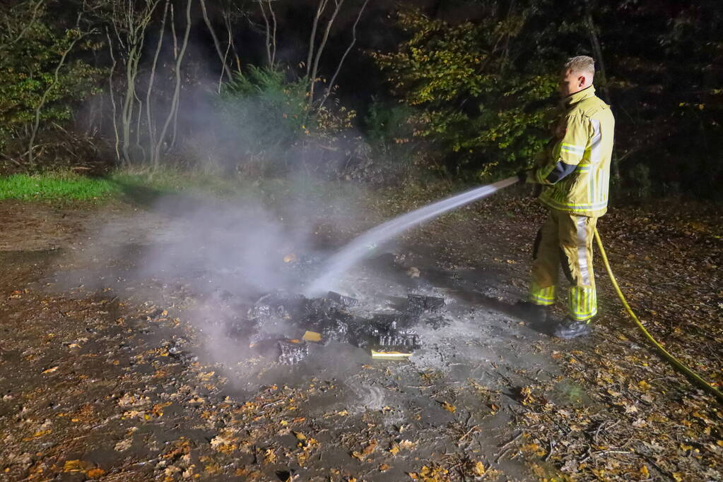 Brandweer blust kampvuur