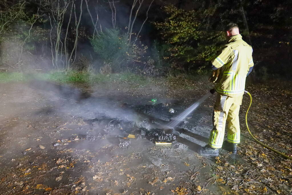 Brandweer blust kampvuur