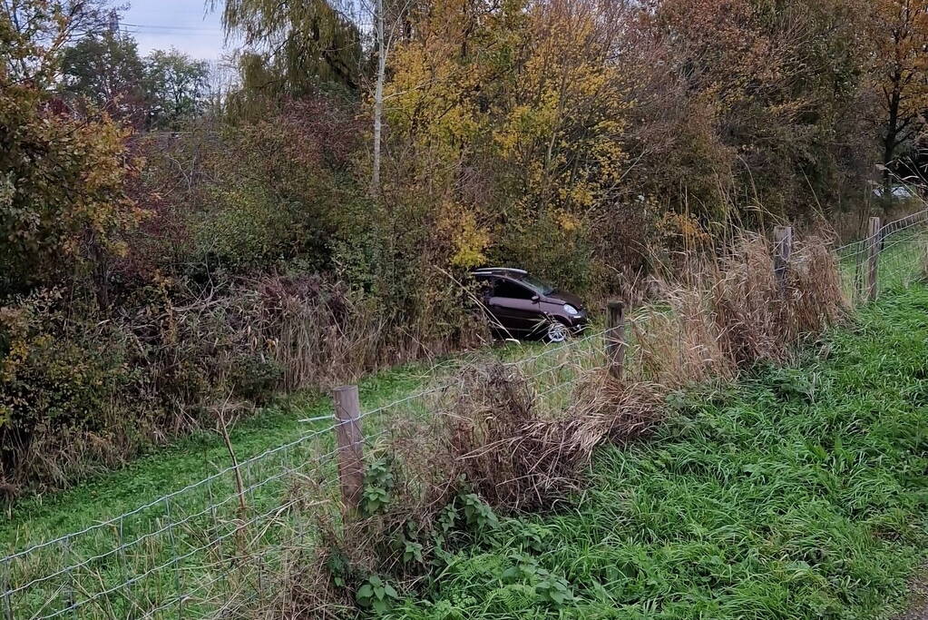 Auto rolt van de dijk af