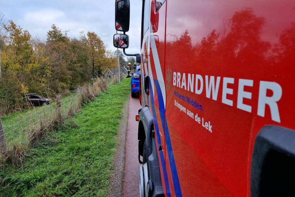 Auto rolt van de dijk af