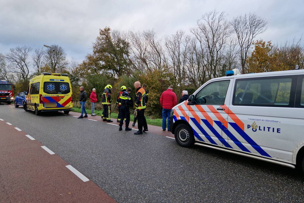 Auto rolt van de dijk af