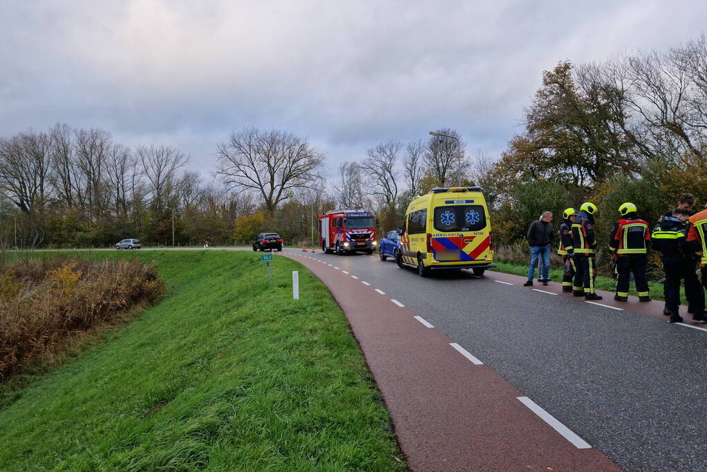 Auto rolt van de dijk af