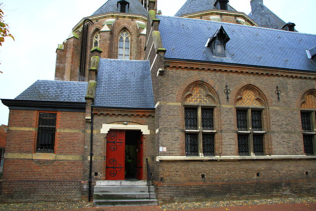 Brandweer doet onderzoek naar afgaan van rookalarm in Sint-Martinuskerk