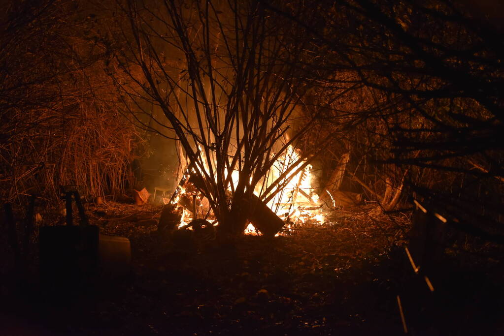 Brandend afval in weiland