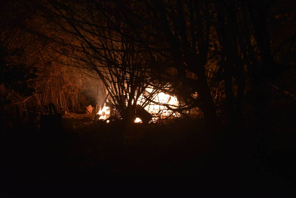 Brandend afval in weiland