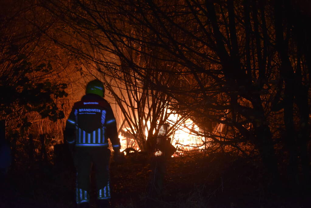 Brandend afval in weiland