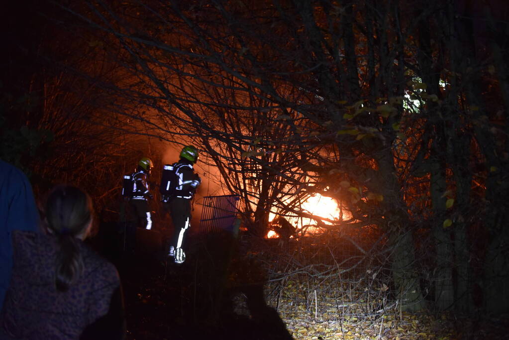 Brandend afval in weiland