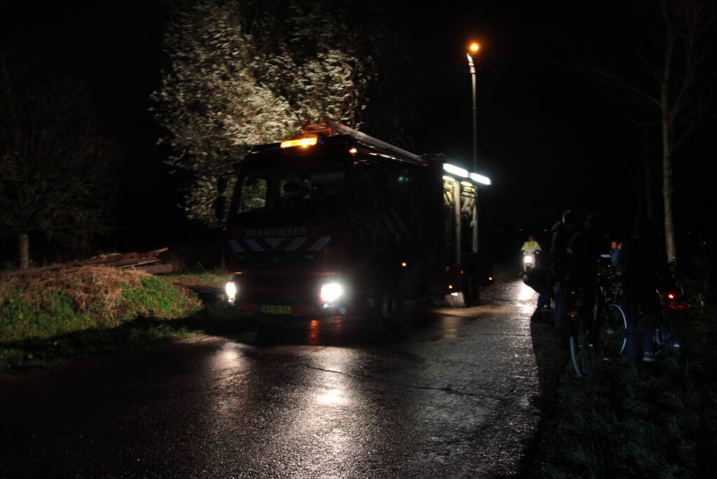 Brandend afval in weiland