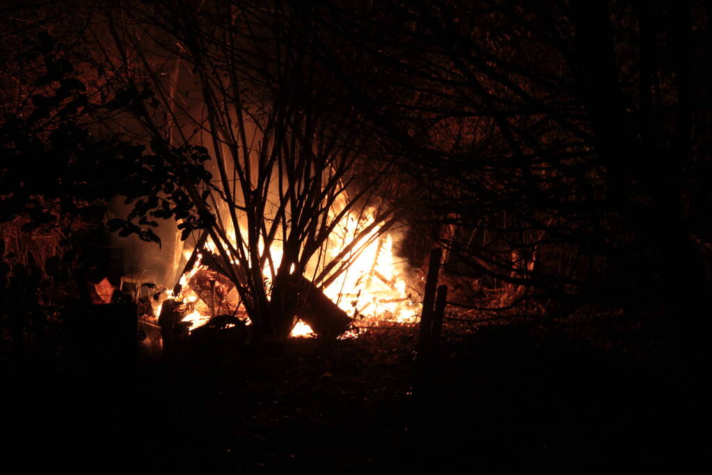 Brandend afval in weiland