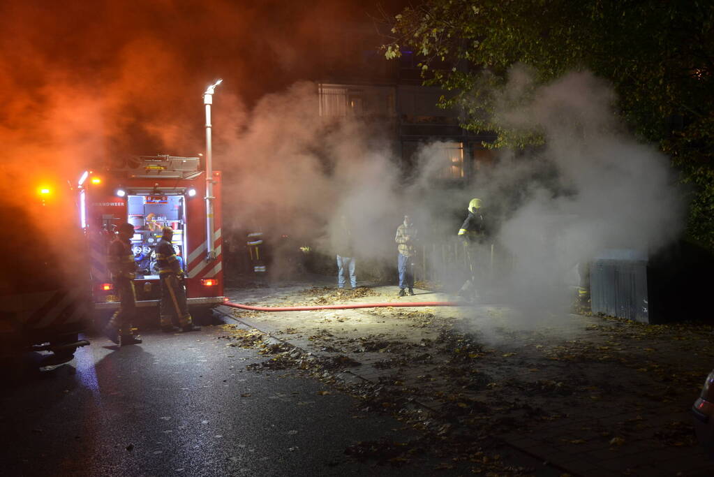 Veel rook door brand in container