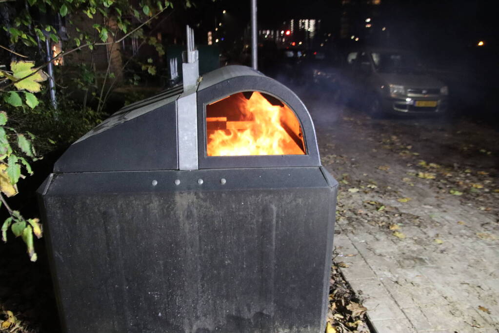 Veel rook door brand in container