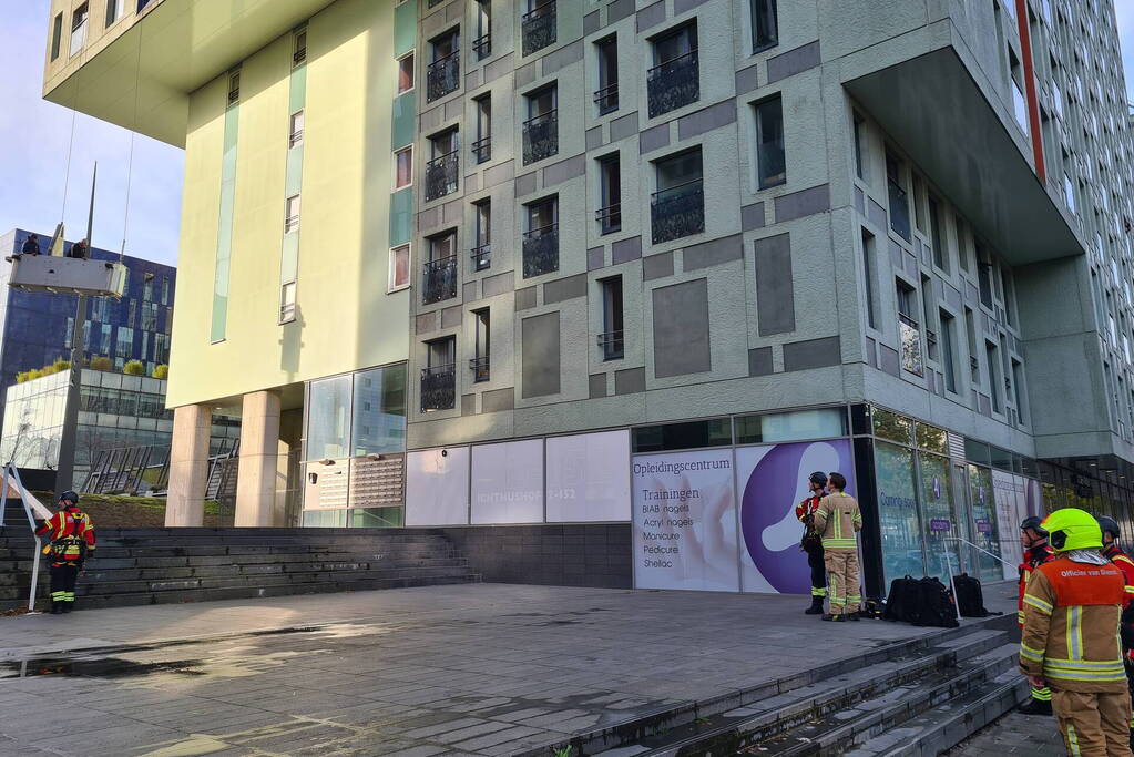 Glazenwassers door defecte lift vast op 5 hoog