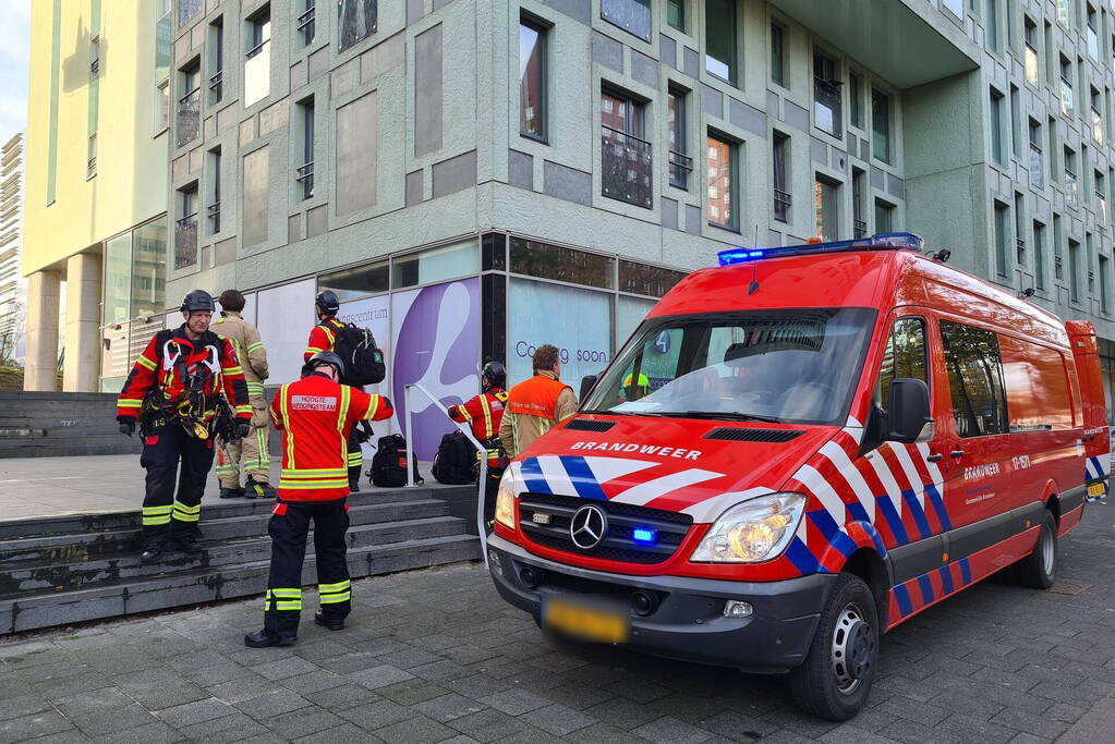 Glazenwassers door defecte lift vast op 5 hoog