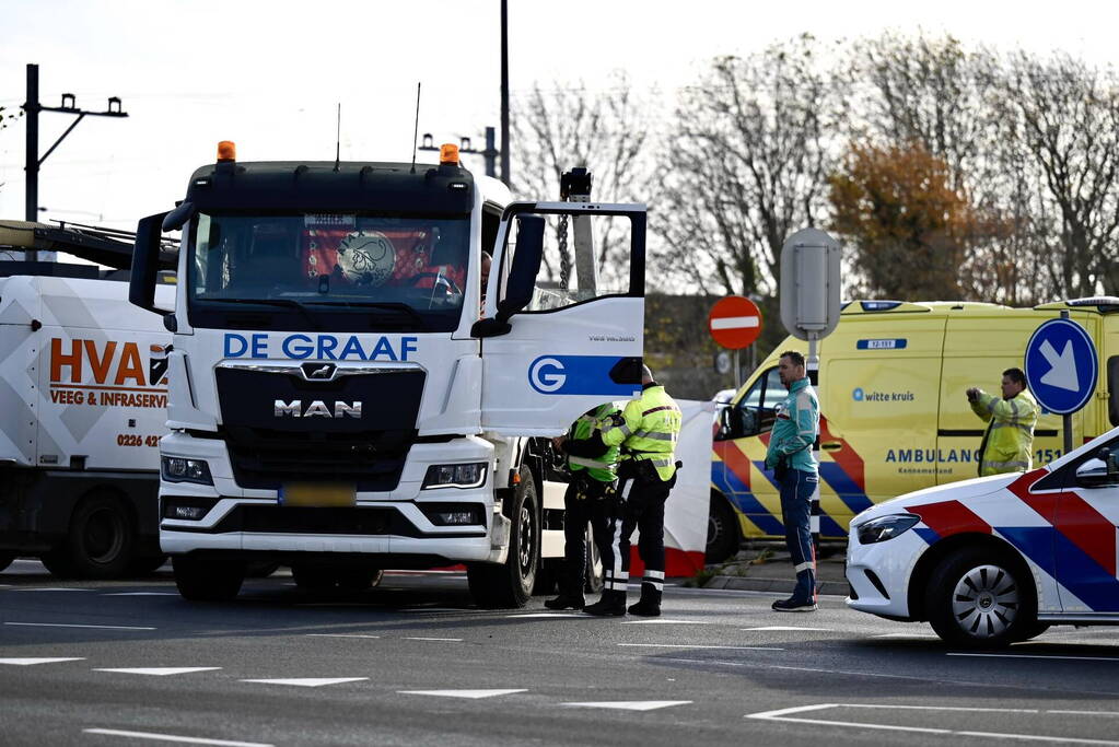 Vrouw op fiets overleden na aanrijding met vrachtwagen
