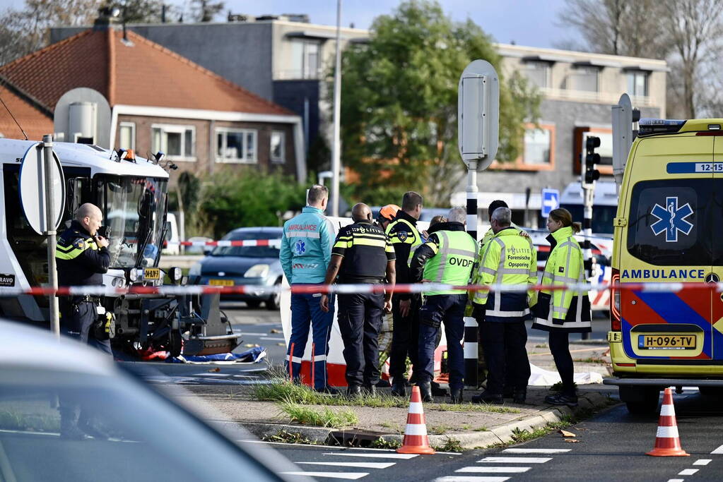 Vrouw op fiets overleden na aanrijding met vrachtwagen