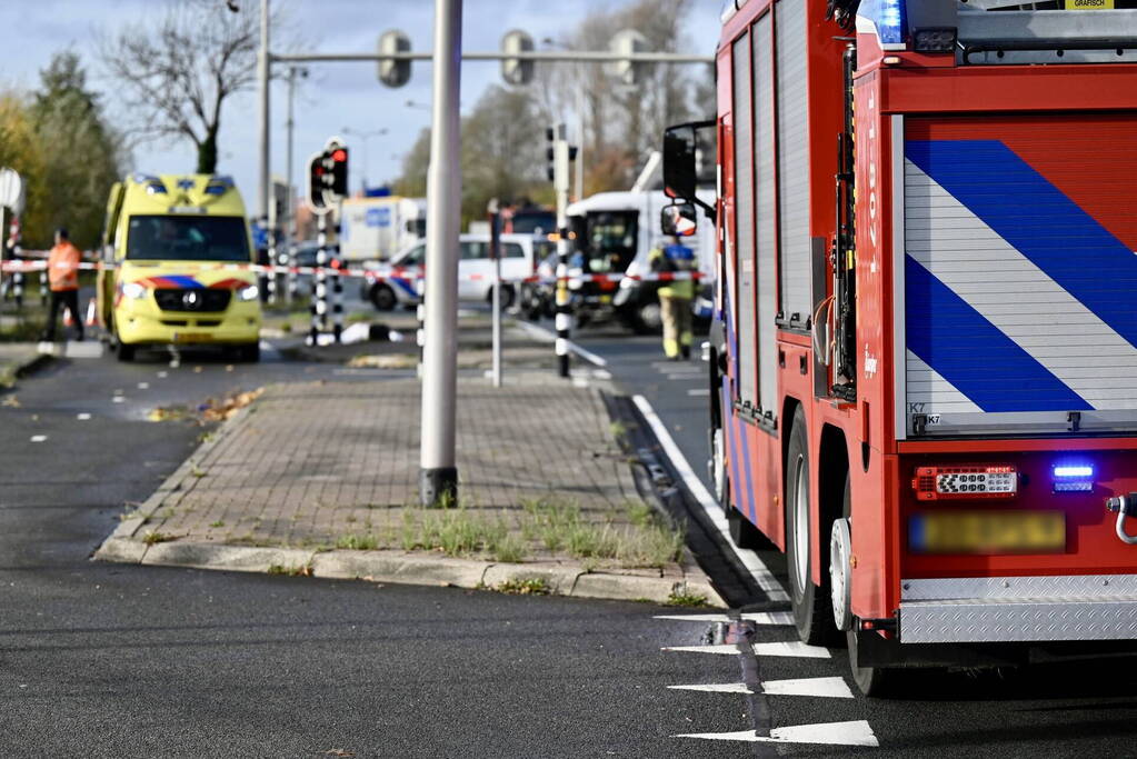 Vrouw op fiets overleden na aanrijding met vrachtwagen