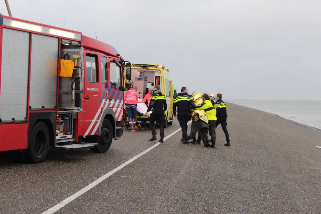Vrouw uit het water gehaald