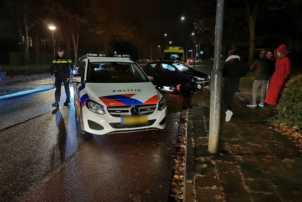 Scooterrijder en automobilist in botsing