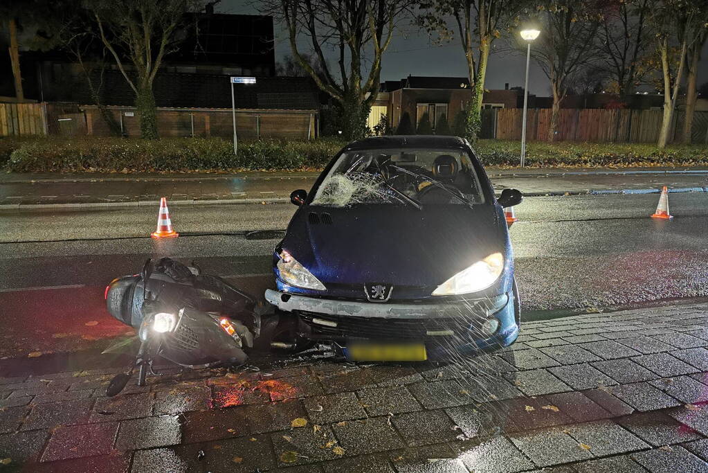Scooterrijder en automobilist in botsing