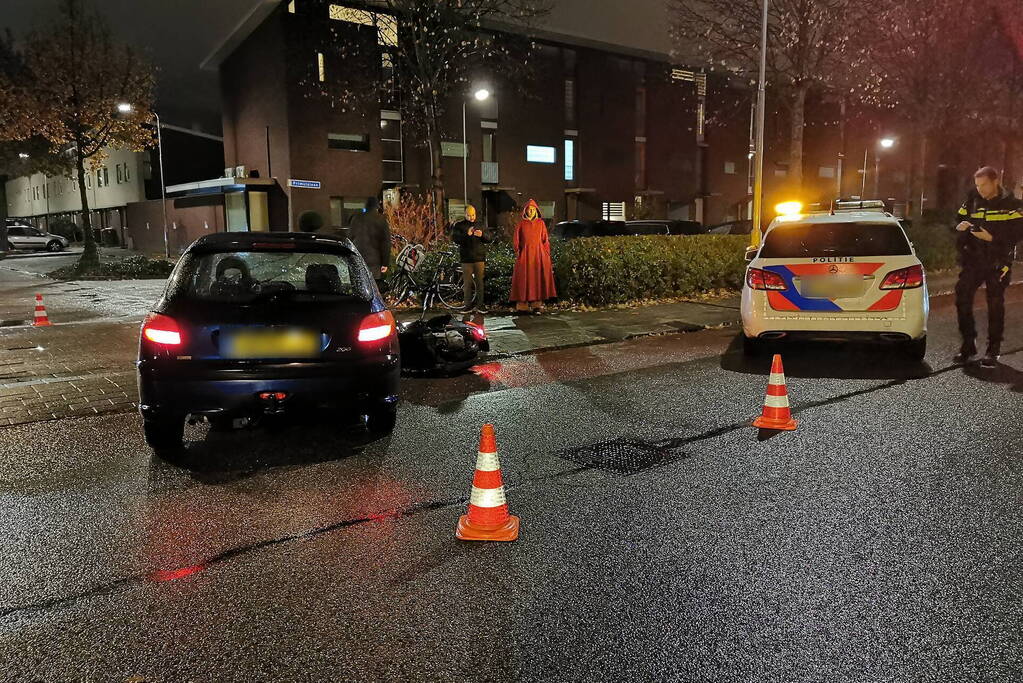 Scooterrijder en automobilist in botsing